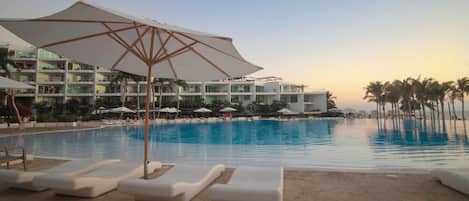 Utomhuspool och uppvärmd pool