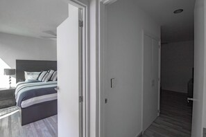 2 habitaciones, caja de seguridad en la habitación y escritorio 