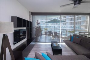 Smart TV, libros y impresora 