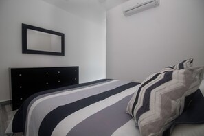 2 habitaciones, caja de seguridad en la habitación y escritorio 