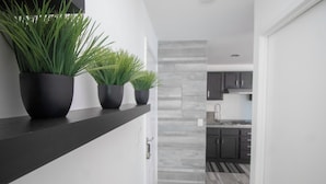 Una cocina moderna con armarios oscuros y encimera gris.
