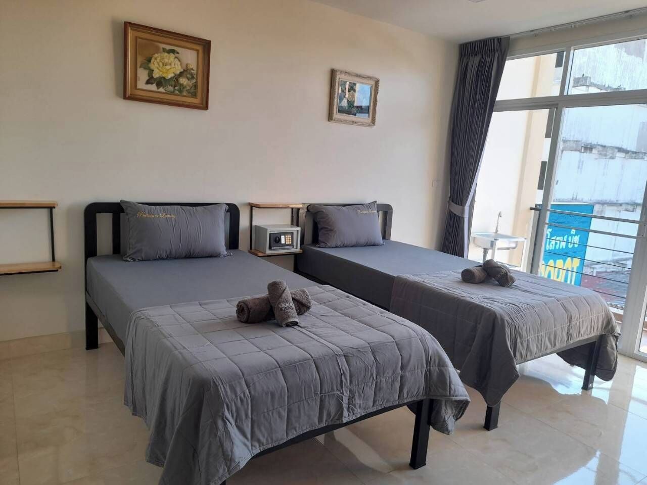 Chambre Standard avec lits jumeaux | Literie de qualité, couette en duvet, coffre-fort, ameublement unique