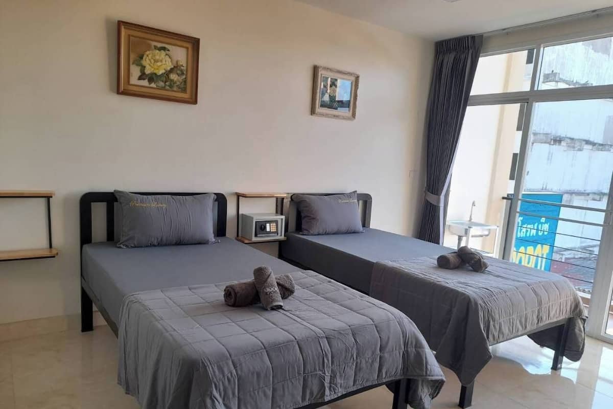 Chambre Standard avec lits jumeaux | Literie de qualité, couette en duvet, coffre-fort, ameublement unique