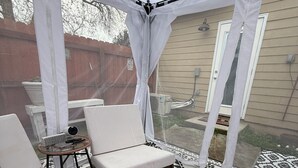 Terrace/patio - Cozy Cottage in Sacramento with Fire Pit & Backyard Movie Nights (Sacramento)