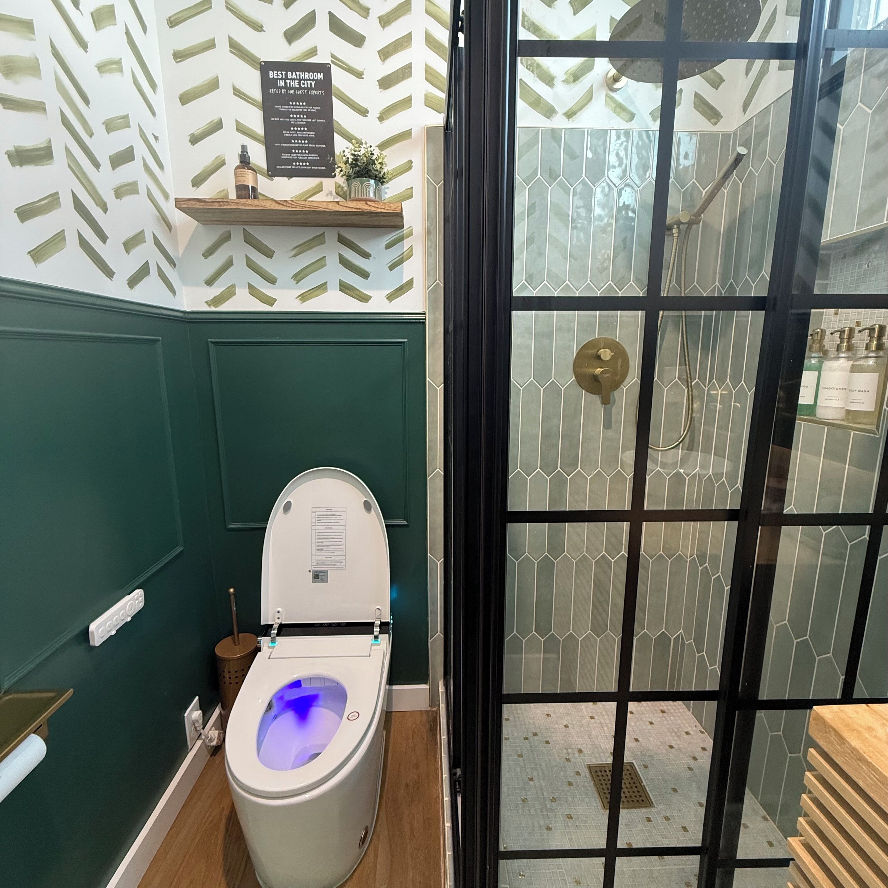 Bruser, hårtørrer, bidet, håndklæder