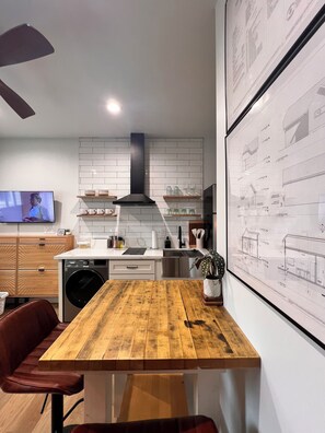 Een koelkast, een microgolfoven, een kookplaat