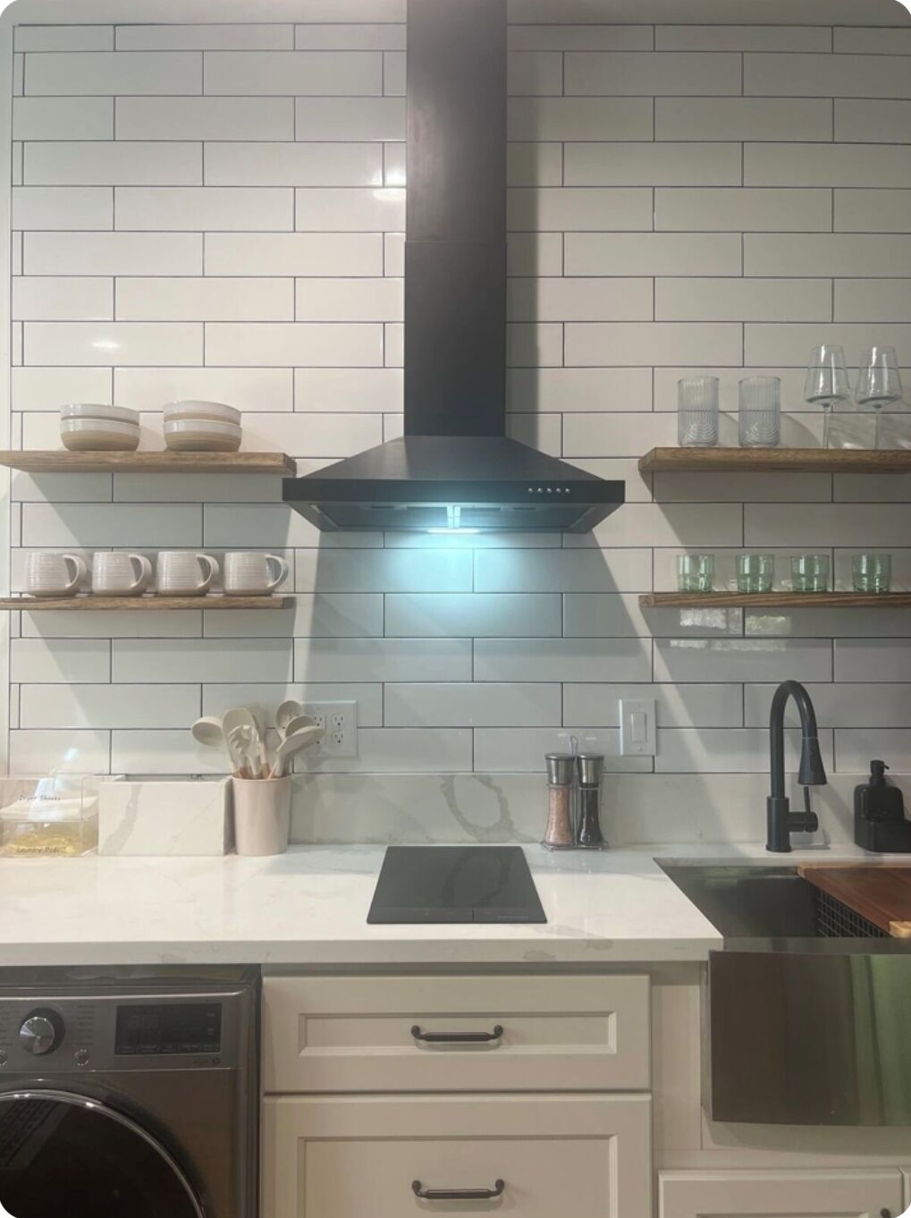 Refrigerador, microondas, parrilla de estufa y cafetera y tetera 