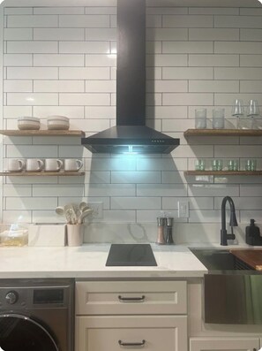 Een koelkast, een microgolfoven, een kookplaat