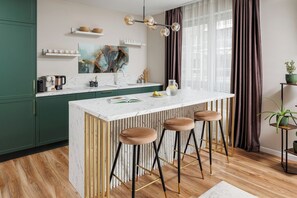 Kjøleskap, ovn, kokeplater og oppvaskmaskin