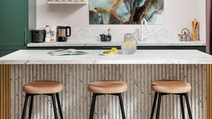 A kitchen with a marble countertop, a coffee maker, a kettle, a sink, and a bar stool. - DA-LI Residence - AC and Netflix (Brașov)