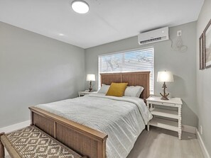 1 bedroom, iron/ironing board, WiFi, bed sheets - Beachside 1BR Apt – Walk to Hollywood (Hollywood)