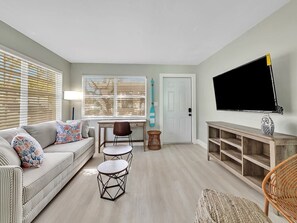 TV - Beachside 1BR Apt – Walk to Hollywood and Dania Beach (Hollywood)