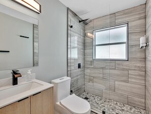 Hair dryer, shampoo, toilet paper - Beachside 1BR Apt – Walk to Hollywood (Hollywood)