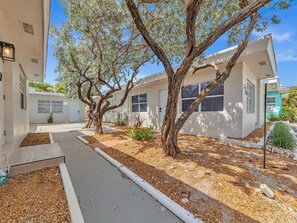 Property grounds - Beachside 1BR Apt – Walk to Hollywood and Dania Beach (Hollywood)