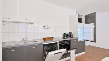 冰箱、微波炉、烤箱、炉灶