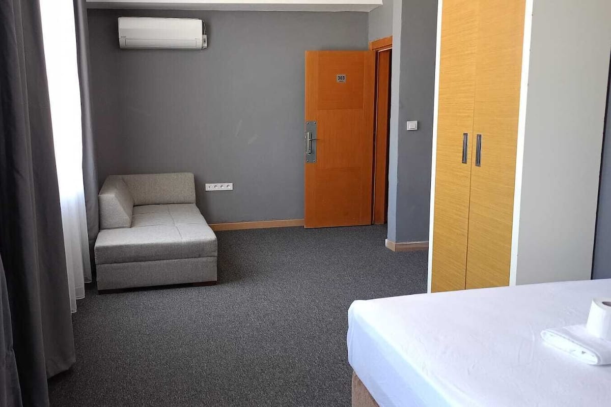 Familiekamer, 1 twee- of 2 eenpersoonsbedden, niet-roken, balkon | Hypoallergeen beddengoed, gratis wifi, beddengoed