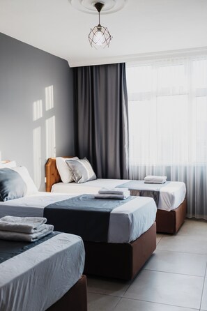 Chambre triple de base, balcon | Literie hypoallergénique, accès au Wi-Fi (inclus), literie fournie