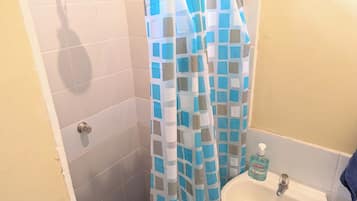 Economy Double Room | Bathroom