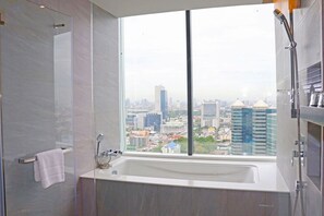 Deluxe King Room | Bathroom | Free toiletries, hair dryer, slippers, towels - The Quarter Ratchayothin by UHG (Bangkok)