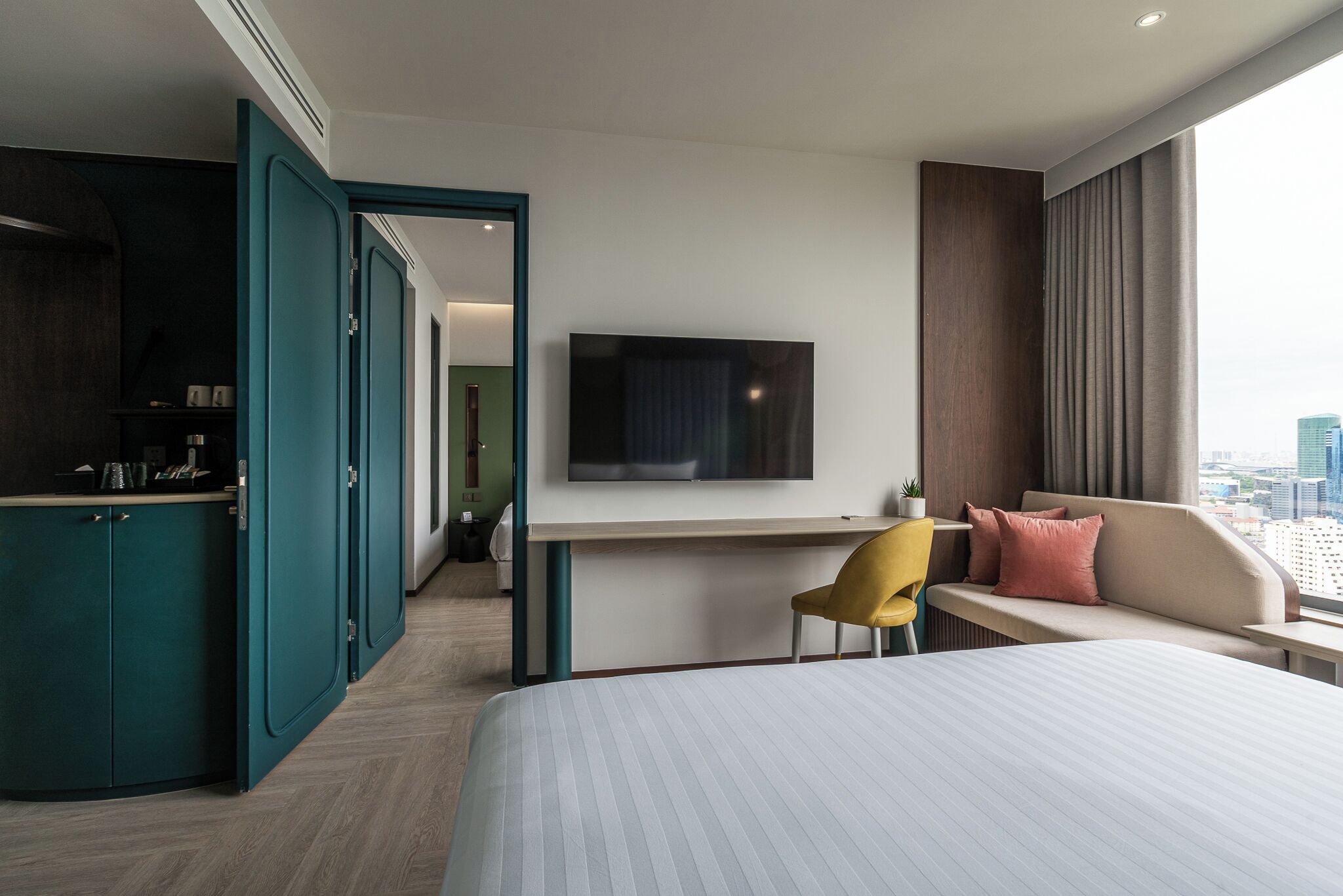 Connecting Room | Minibar, in-room safe, blackout curtains, soundproofing
