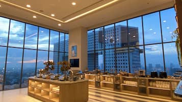 每日供應吃到飽早餐 (每人 THB350)