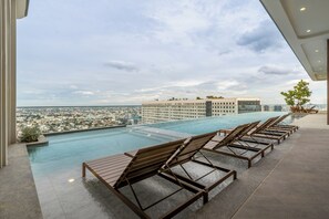 Outdoor pool - The Quarter Ratchayothin by UHG (Bangkok)