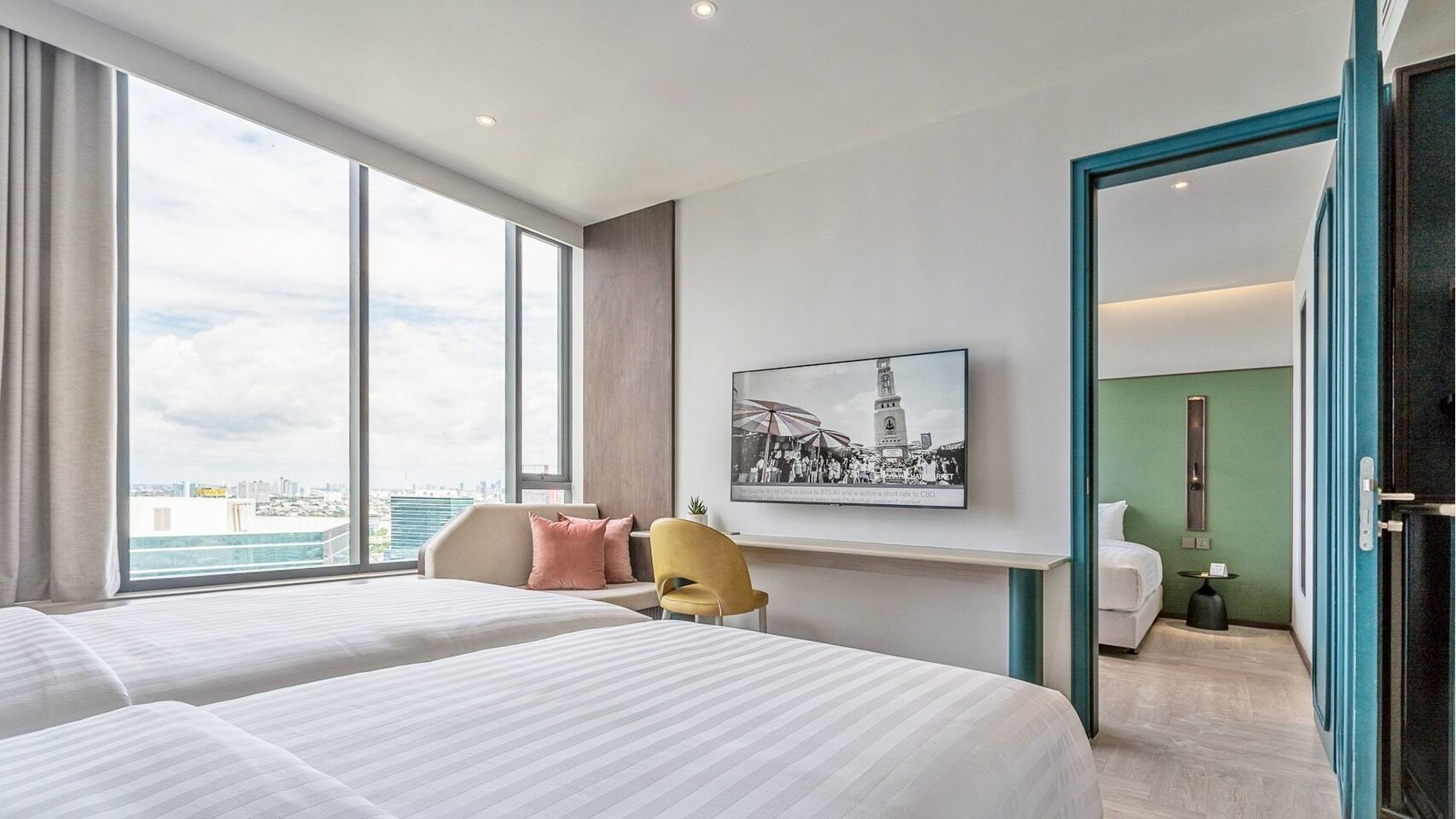 Connecting Room | Minibar, in-room safe, blackout drapes, soundproofing