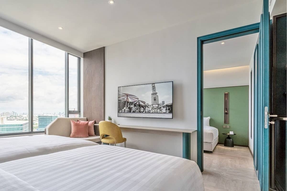 Connecting Room | Minibar, in-room safe, blackout drapes, soundproofing