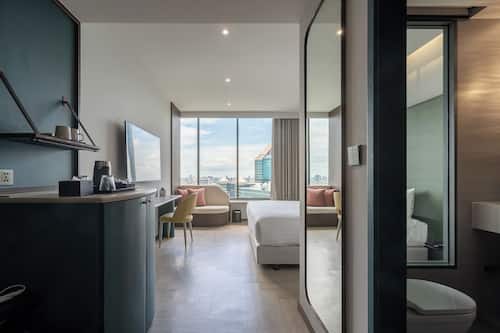 Deluxe King Room | Minibar, in-room safe, blackout drapes, soundproofing