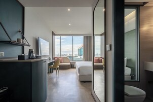 Deluxe King Room | Minibar, in-room safe, blackout drapes, soundproofing