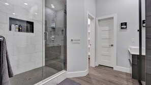 Shower, eco-friendly toiletries, hair dryer, towels - Charming 3-bedroom house with AC, WiFi in delightful Dallas (Dallas)