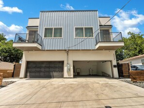 Exterior - Charming 3-bedroom house with AC, WiFi in delightful Dallas (Dallas)