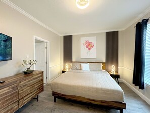 5 bedrooms, desk, iron/ironing board, travel crib