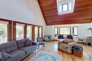 TV, DVD player, foosball, table tennis - Dog-Friendly Sebastopol Retreat with Private Pool, Spa & Game Room (Sebastopol)