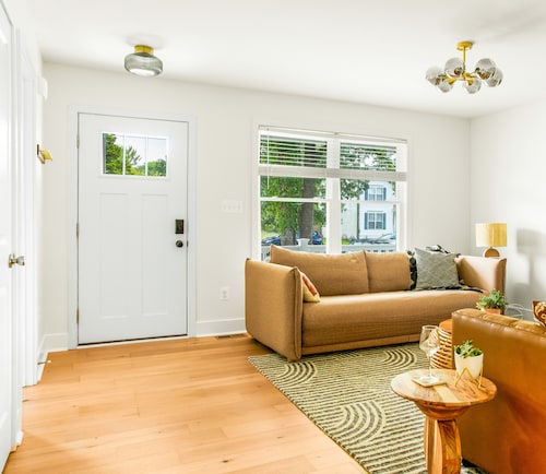 7 mins to the beach! Fire Pit, BBQ, Games, Fully Equipped Kitchen & Beach Gear