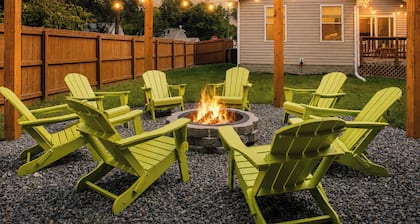 7 Min to Beach, Huge Yard, Fire Pit, BBQ, Beach Gear & Cornhole, by A Haven Away