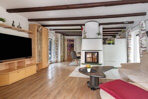 Fernseher, Kamin, Stereoanlage