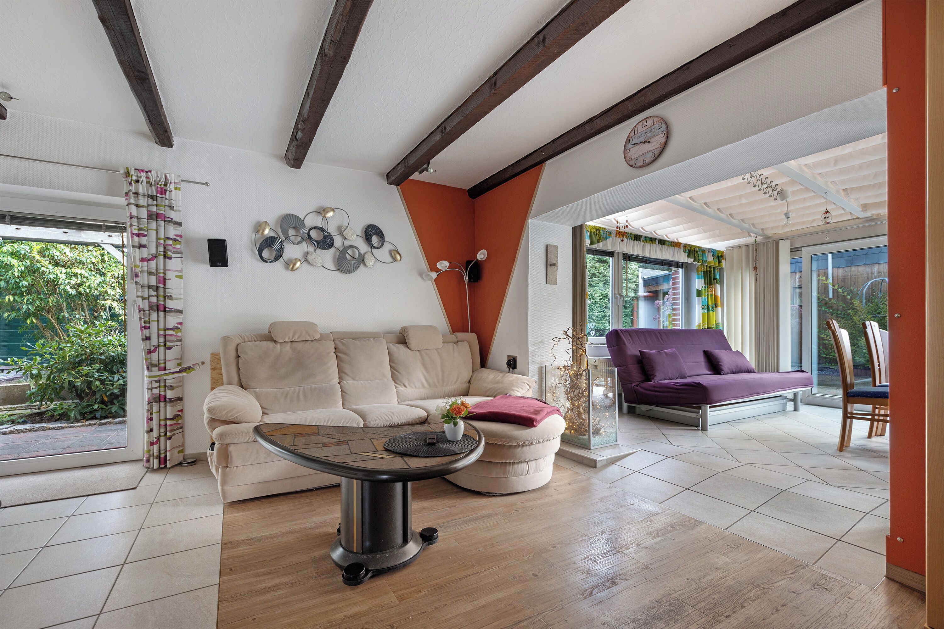 Télévision, cheminée, chaîne hi-fi