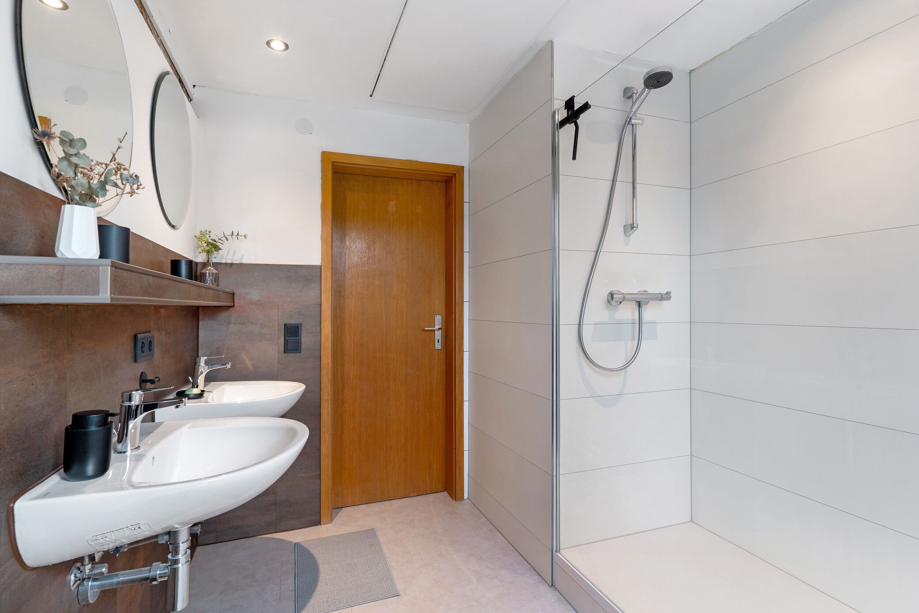 Shower, towels