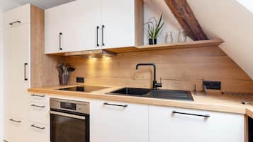 Fridge, oven, stovetop, dishwasher