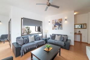 TV - Vacation Villa 'Palmera' with Mountain View, Private Pool and Wi-Fi (Playa Blanca)