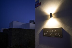 Property grounds - Vacation Villa 'Palmera' with Mountain View, Private Pool and Wi-Fi (Playa Blanca)