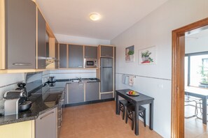 KylskÄp, mikrovÄgsugn, diskmaskin och grytor/köksredskap