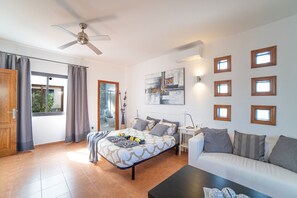 3 bedrooms, free WiFi, bed sheets - Vacation Villa 'Palmera' with Mountain View, Private Pool and Wi-Fi (Playa Blanca)