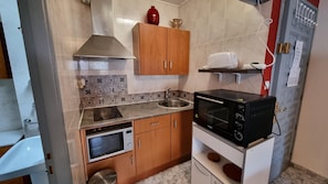 Fridge, microwave, oven, coffee/tea maker