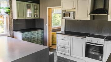 Geladeira, micro-ondas, lava-louças