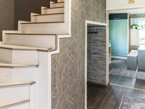 Un interior moderno con una escalera que conduce a una sala de estar.