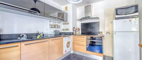 Refrigerador, microondas, horno, placa de cocina