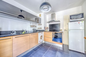 Een koelkast, een microgolfoven, een oven, een kookplaat