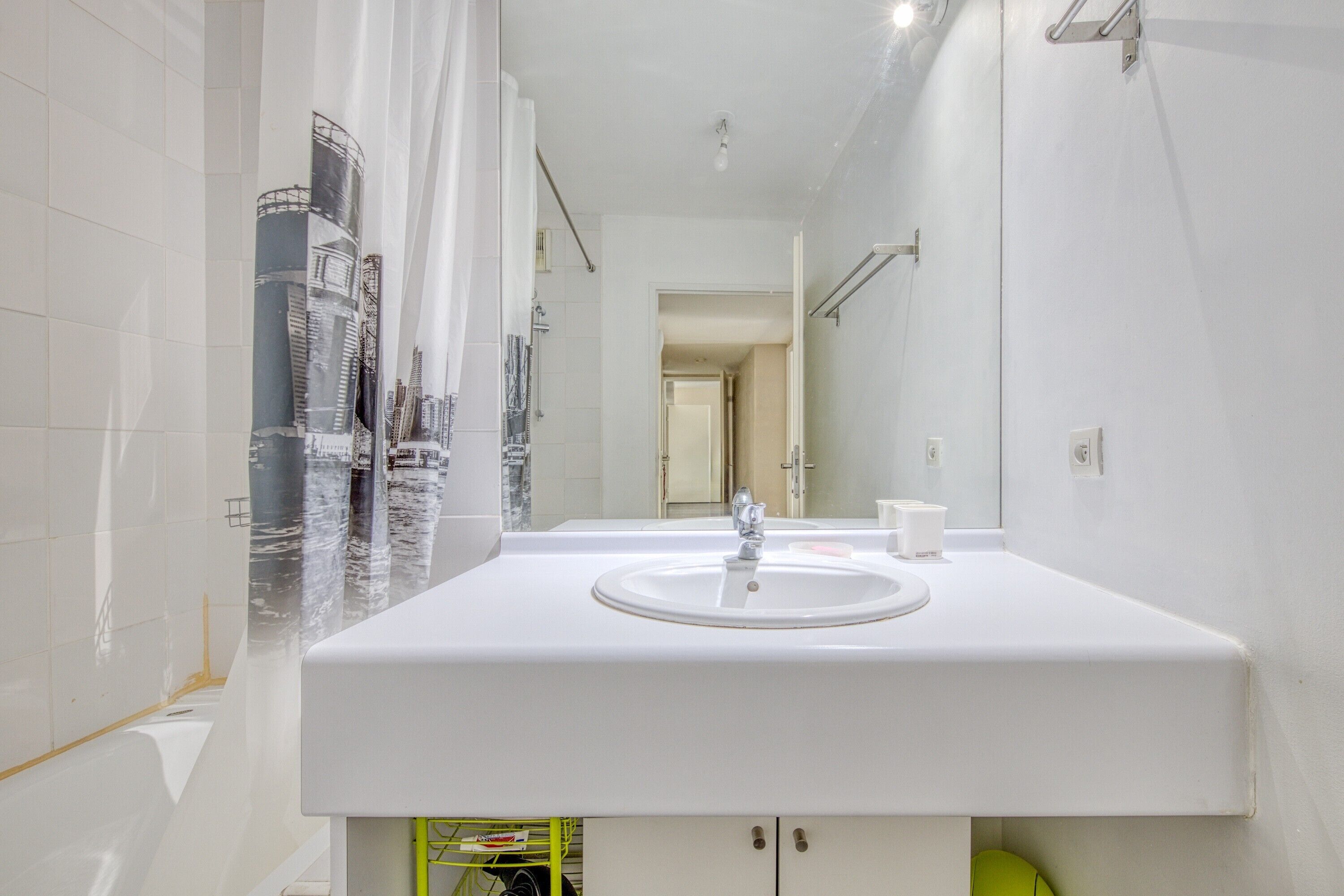 シャワー、ヘアドライヤー、タオル